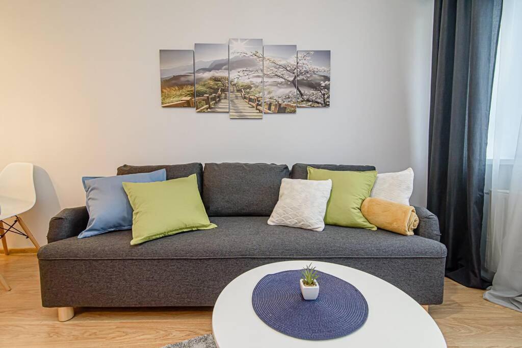 Bright Apartment,For 1-4,Near Old Town วิลนีอุส ภายนอก รูปภาพ