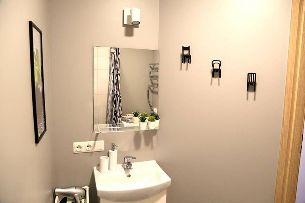 Bright Apartment,For 1-4,Near Old Town วิลนีอุส ภายนอก รูปภาพ